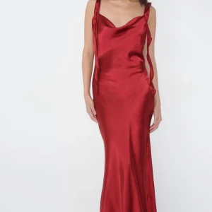 Röd långklänning i satin med draperad urringning - Röd satin Klänning från Gina tricot använd en gång endast. Säljer då den aldrig kommer till användning. Det är storlek 40 och den är stretchig i materialet och har justerbara band🫶🏽❤️priset kan diskuteras.