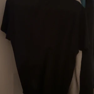 Svart och vit t-shirt med tryck - Två t-shirts från Terrons, en svart och en vit, båda med ett stort grafiskt tryck på bröstet. Klassisk passform med korta ärmar och rund hals. Perfekta för en chill streetwear-look. Materialet känns som mjuk bomull. Båda är för 600kr