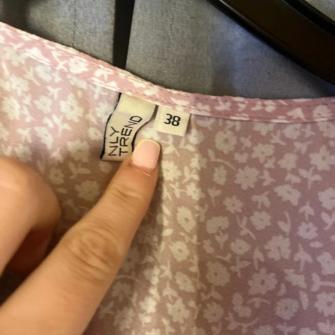 Ljusrosa omlottklänning från NLY Trend - 2