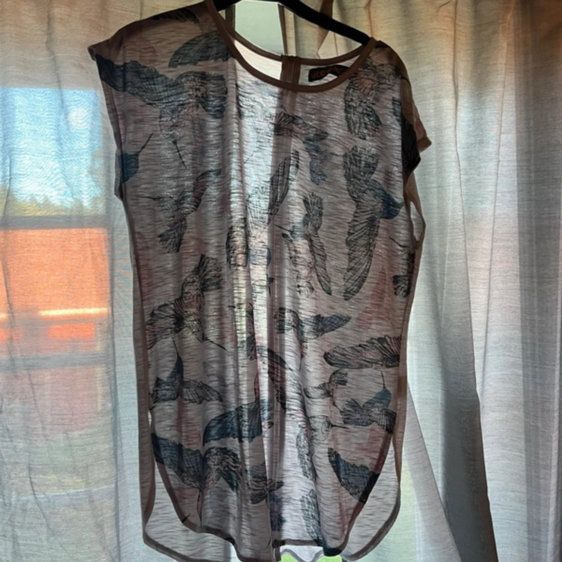 Beige transparent topp med fågelmönster