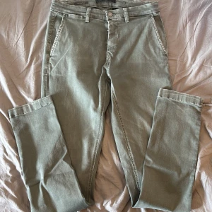 Replay Hyperflex gröna chinos - Stilrena mintgröna/grå chinos från Replay i riktigt bra skick! Tillverkade i stretchigt bomullsmaterial som ger en skön passform. Perfekta för när du vill klä upp dig lite extra. Storlek 29/32. Säljs för 119kr (kan diskuteras)! Nypris cirka 1700