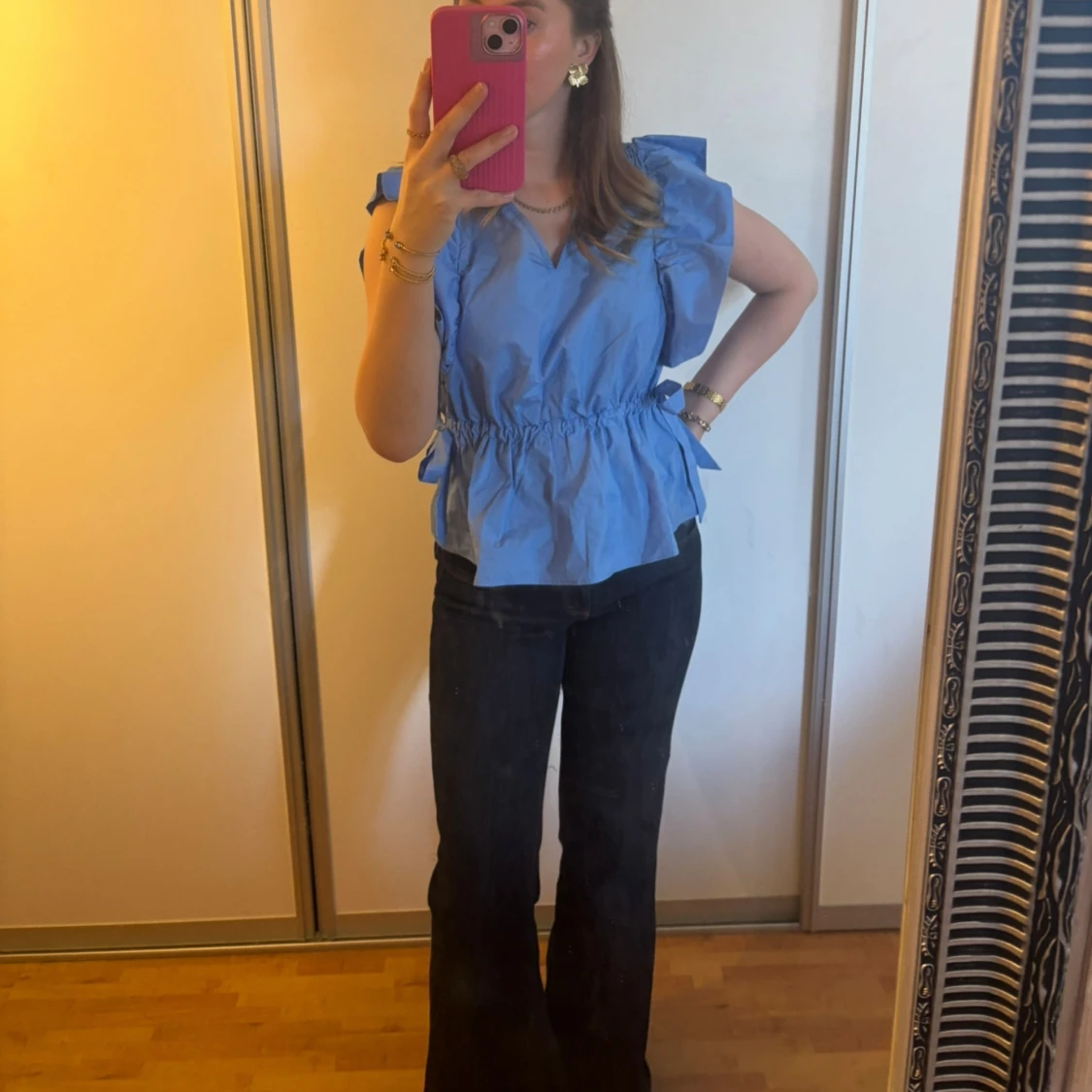 Blå blus med volang och knyt i midjan - 2