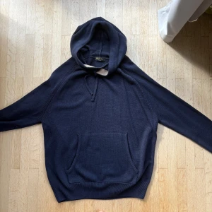Stickad hoodie mörkblå - 8/10, Stickad, mörkblå