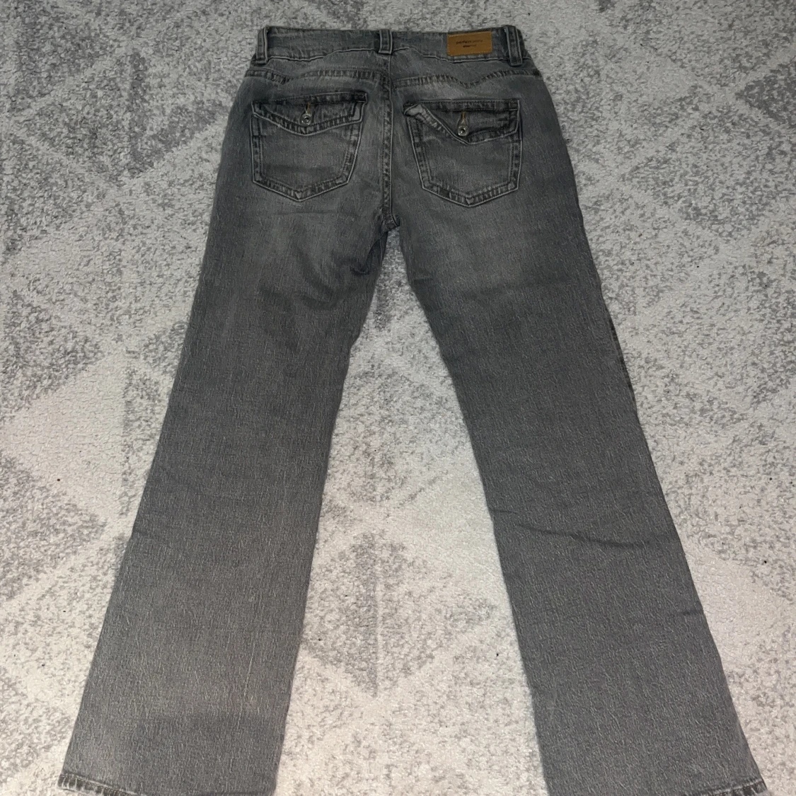 Grå jeans från Gina tricot, stl 34 - 3