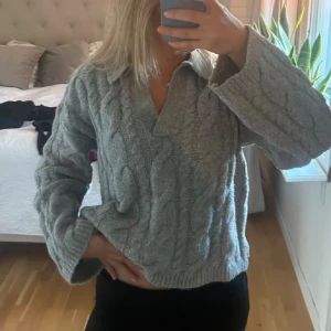 Grå stickad tröja - Grå stickad tröja som är super härlig nu till höst vinter 🫶 FINNS MED GRATIS FRAKT I MIN PROFIL