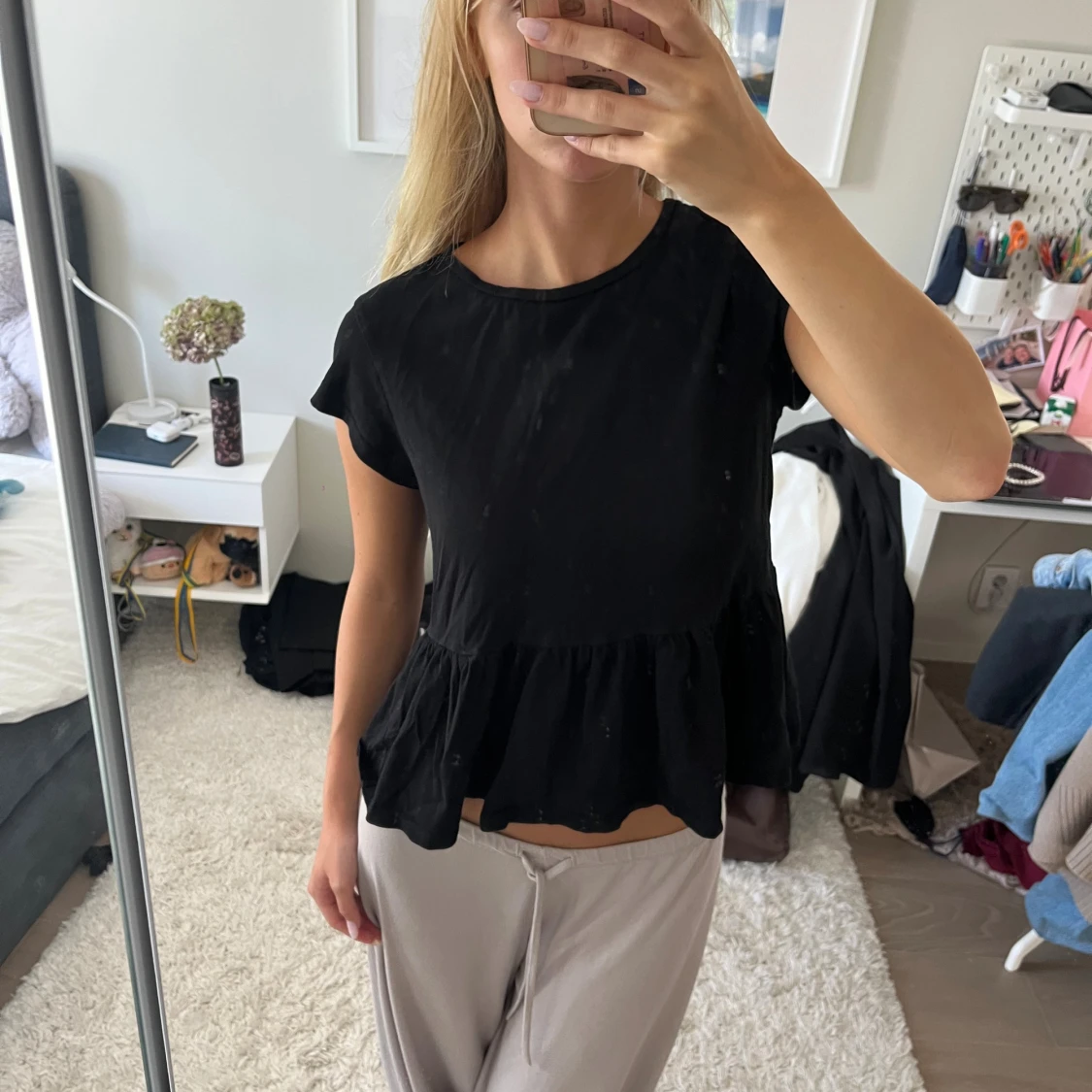 Svart volangblus med kort ärm