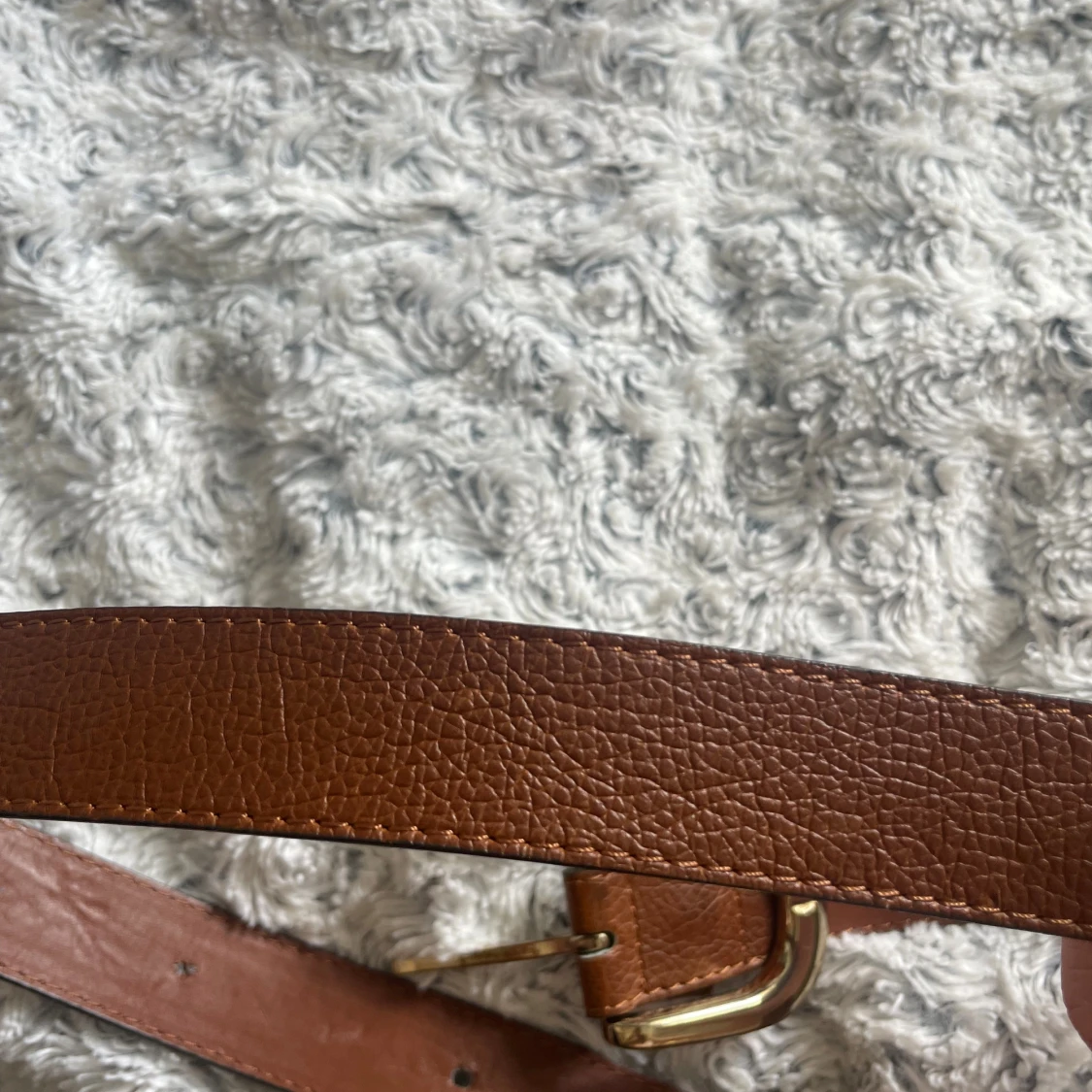 Brunt skärp med guldfärgat spänne - 1