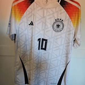 Tysklands Musiala 10 fotbollströja Adidas - Säljer Musiala t-shirt, nummer 10 från föra EM, knappt använd