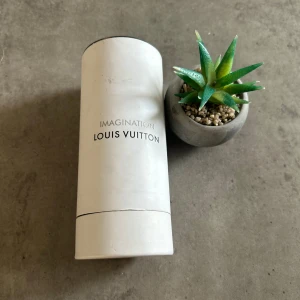 Louis Vuitton Imagination 100ml EDP - Exklusiv parfym från Louis Vuitton – Imagination. Eau de Parfum, 100 ml. Snygg och stilren flaska, perfekt för dig som vill sticka ut med en lyxig touch i din samling.