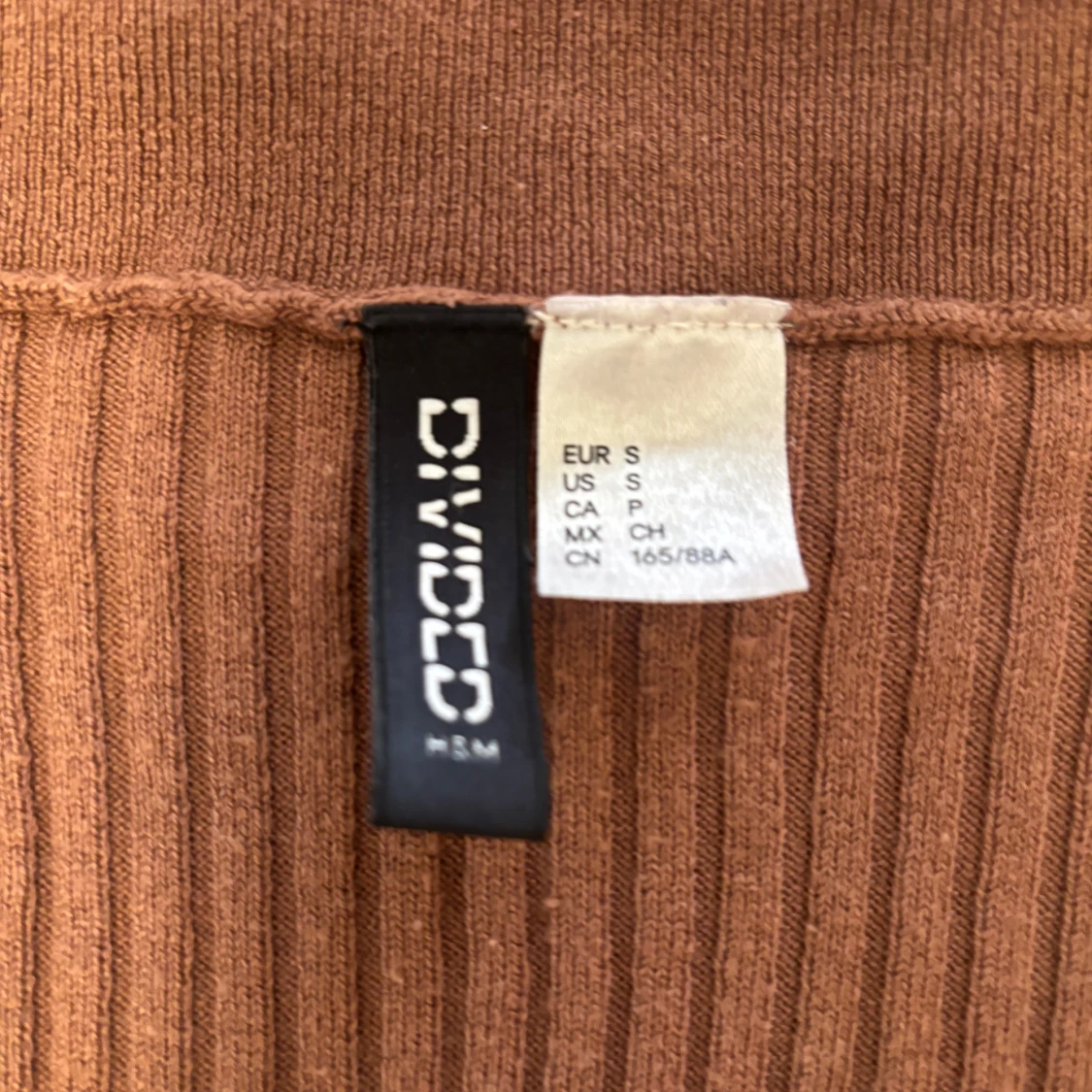 Brun ribbad croppad tröja  - 1