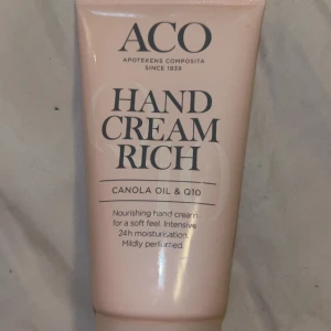Hand cream ACO - En bra handkräm från ACO som hjälper mot torra händer! Nästan helt full. Säljer den för 15 kr och ordinarepriset är 70 kr❣️