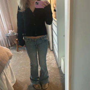 Ljusblå bootcut jeans  - Super snygga ljusblå jeans från weekday! Säljer då jag har för många jeans som är likadana.. sitter verklgien så fint! Jag har vanligen XS/S, W26 och är 160cm ca. Har gjort om dom då dom var för långa och inte satt bra så om du är runt min längd borde dom va perfekta! Använd gärna ”köp nu”❤️‍🔥