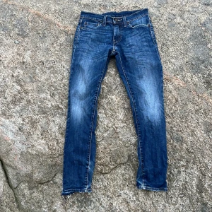 Blåa Levis jeans - Säljer mina mycket fina vintage Levis jeans, köpta 2011 i usa för drygt 110 dollar vilket motsvarar 1200 svenska riksdaler, w 28 & L 30 dom sitter typ regular men lite baggy, hör av er vid frågor och funderingar, pris är ej hugget i sten