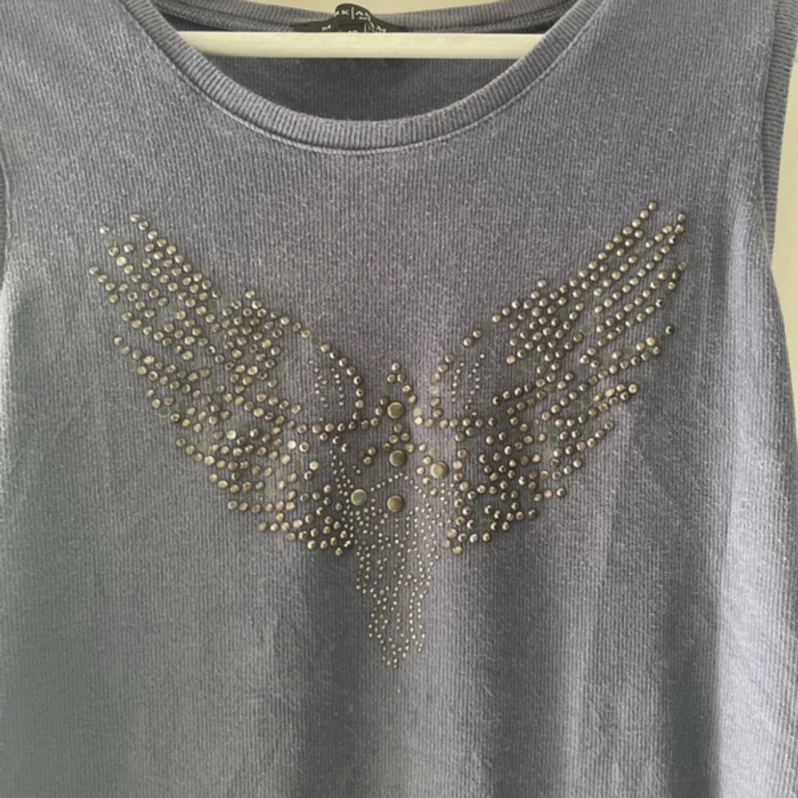 Grå ärmlös topp med nitar från MRK Adam - 2