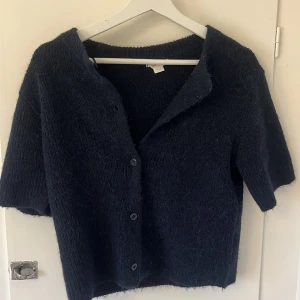 Stickad t-shirt  - Jätte fin stickad t-shirt liknar en jätte viral. 