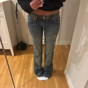 Lågmidjade bootcut jeans - Jättefina blå bootcut jeans jag nyss fick hem från Plick men var tyvärr för långa. Därför säljer jag vidare dessa. Midjemått: 38 cm innebenslängd: 84 cm