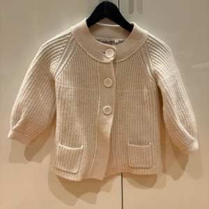 Stickad kofta - Säljer rn super fin trekvartsärmad kofta, använd fåtals gånger. Skriv för frågor❤️