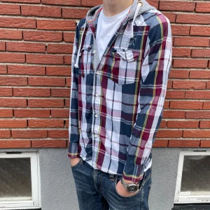 Rutig skjorta med luva  - Säljer nu en väldigt snygg rutig skjorta med luva. Dessa är riktigt eftertraktade —>. Topp skick - 9-10. Inga defekter. Skriv vid intresse. 🫡