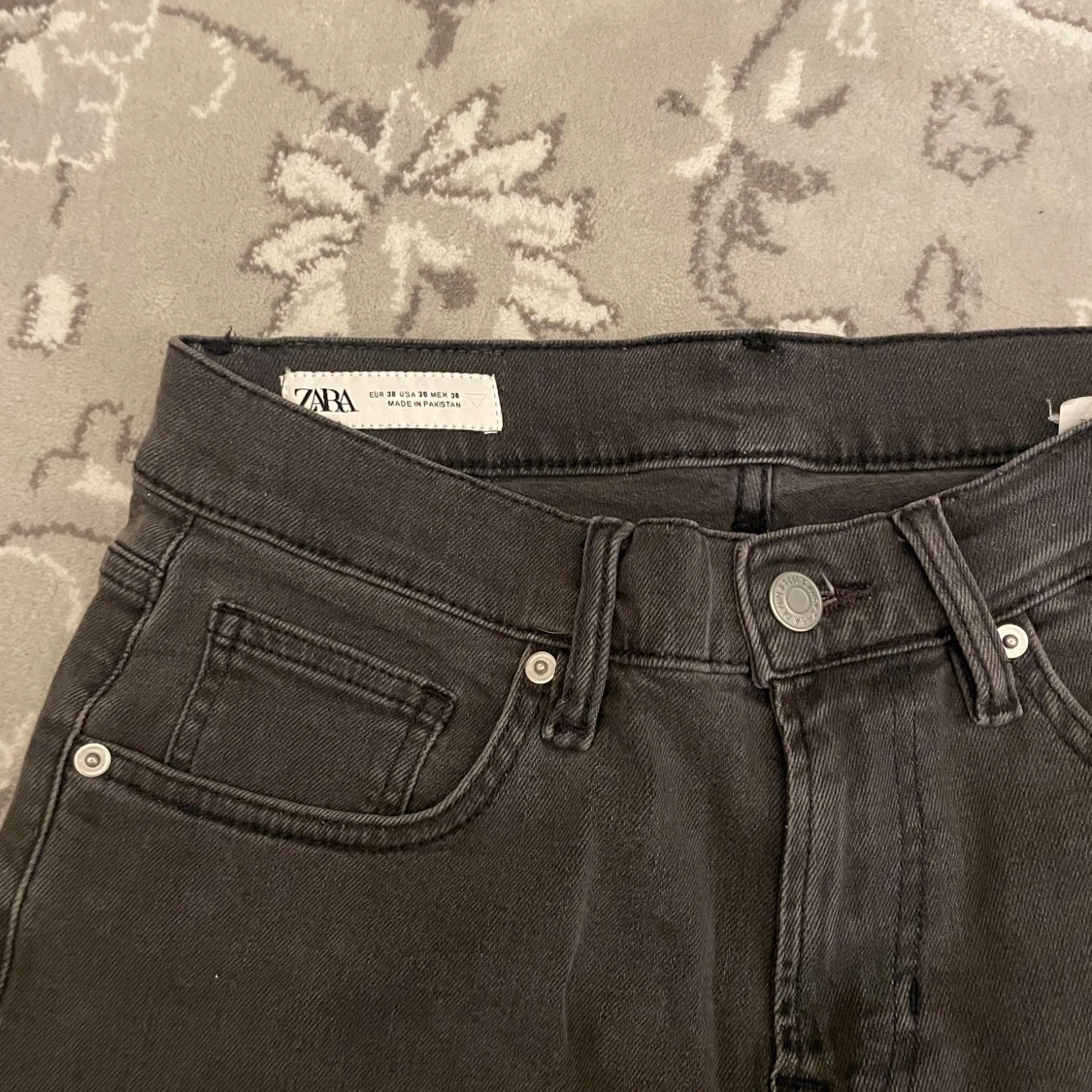 Mörkgrå Zara jeans  - 1