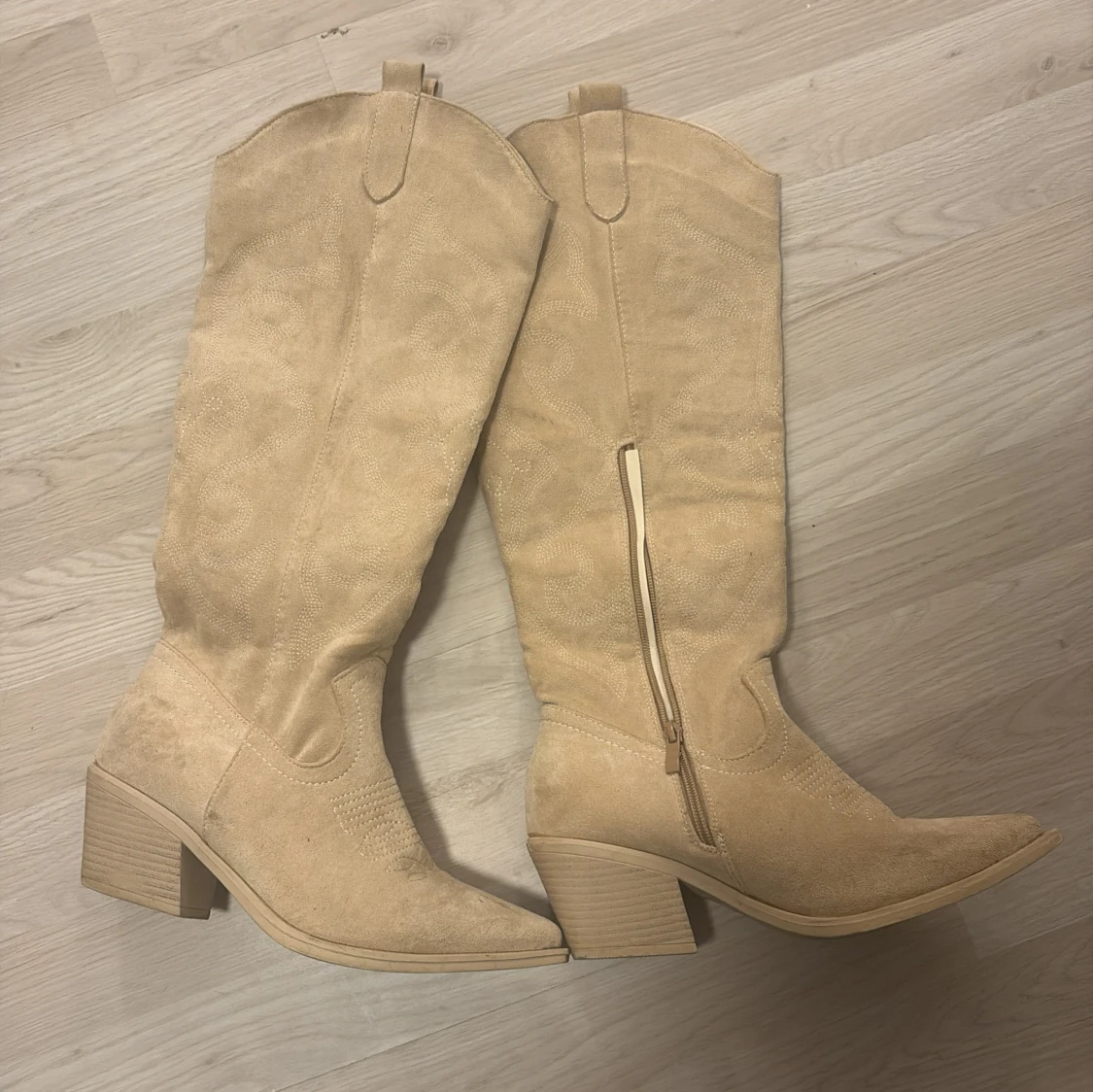 Beiga cowboy boots i mocka