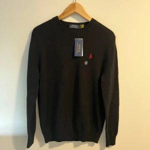 Polo Ralph Lauren Stickad Tröja - Säljer denna enormt feta Polo Ralph Lauren Stickade tröja i toppenskick 10/10✅ Perfekt nu till hösten 🍁|Ny med prislapp och påse. Hör gärna av dig vid frågor eller intressen😊 