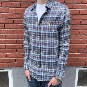 Rutig linne skjorta från Ralph Lauren - Säljer en riktigt fet rutig skjorta linneskjorta från Ralph lauren i  top skick! 9/10 - inga defekter. Den är väldigt fräsch och stilren - slim fit, vilket är trendigt just nu! Pris kan diskuteras såklart :) Hör av dig vid minsta lilla intresse 🙌