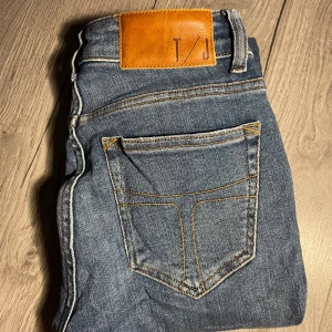 Blå jeans från Tiger of Sweden - Snygga blå jeans från Tiger of Sweden! Passar till allt! Snyggt till en vanlig look! Storlek 27/30, fraktas samma dag som köp, har du funderingar var inte rädd ta kontakt så löser vi en dunder deal, kan sänka pris vid ett snabbt och smidigt köp!