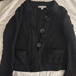 Svart stickad kofta  - Svart stickad kofta med fint mönster och fickor. Perfekt nu nör det blir kyligt  💗