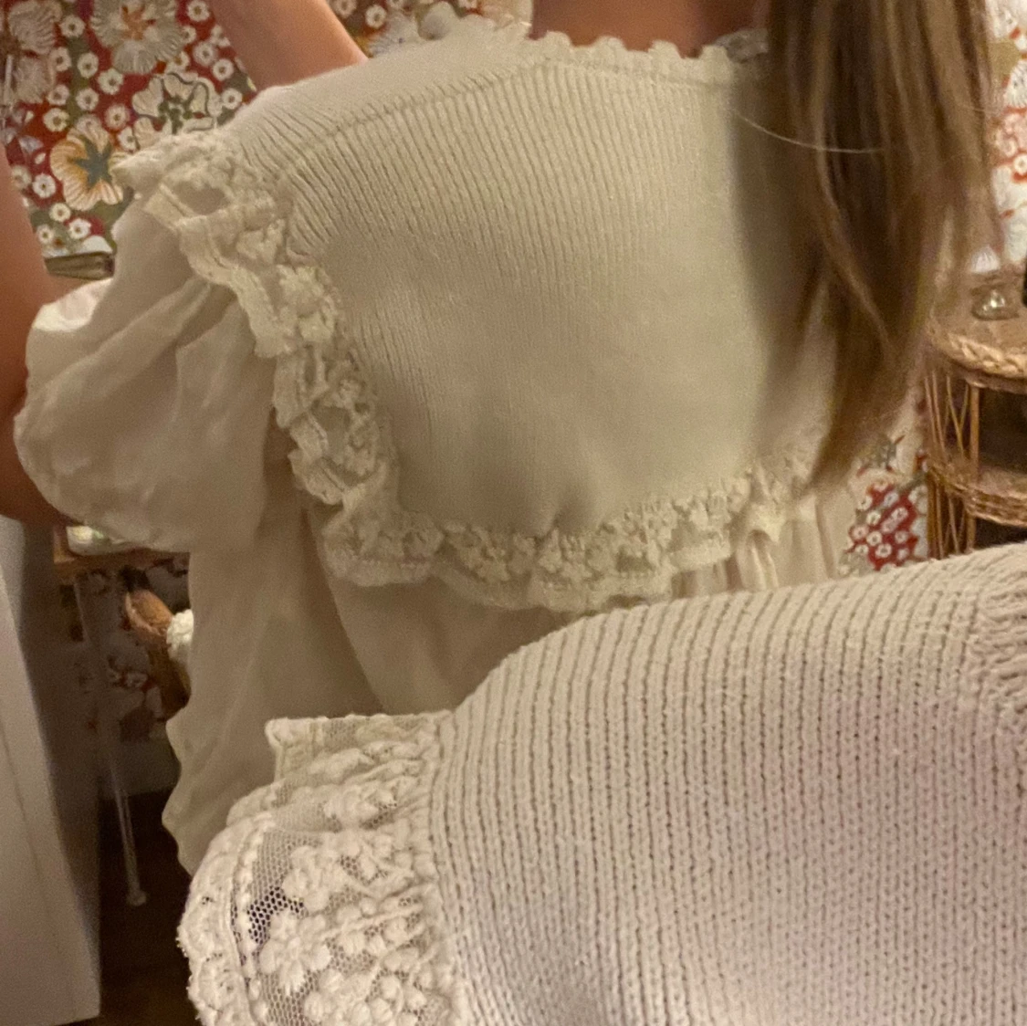 Vit romantisk blus med spets och knyt - 2