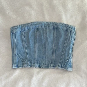 Jeanskorsett Zara - Ljusblå jeanskorsett från Zara i storlek S. Stängs med dragkedja i sidan. Ej använd och pris kan diskuteras 