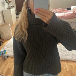 Polo tröja  - Super mysig stickad tröja!! Perfekt för hösten 🍂 Kan finnas några noppor 💕