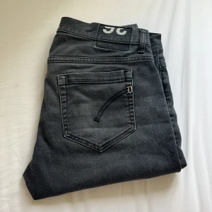 Dondup jeans - Stilrena Dondup jeans i modellen george - storlek 36 (fits 34). Nypris: 3200kr. Vårt pris: 799kr