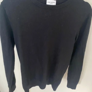 Svart stickad tröja från John Henric - En klassisk svart stickad tröja från John Henric. Den är för liten för mig och passar dig som är runt 170. Hör gärna av dig vid minsta fundering 🙌🙌