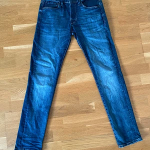 Blå slim jeans från Jack & Jones - Snygga blå jeans från Jack & Jones i modellen Slim/Glenn. De passar dig runt 170-175. De är W29 L30. Hör gärna av dig vid minsta fundering 🙌🙌