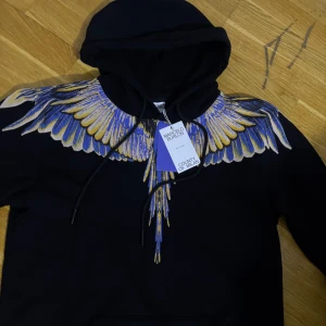 Marcelo Burlon svart hoodie med vingar - Helt ny tröja o använd vill sälja den eftersom den är stor på mig, 10/10 skick pris kan diskuteras bara vid snabba affärer !