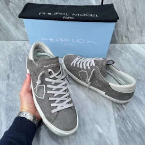Grå Philippe Model sneakers i mocka - Snygga grå sneakers från Philippe Model Paris med sjuk mocka och snygg designe. Skorna är i hyfsat skick. Hör av er!!🤝