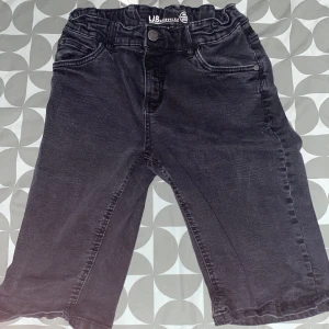 Svarta jeansshorts från LAB Industries - Säljer Ett par schyssta jeansshorts i denim  från Lab Industries, jag har använt de typ cirka 2-3 gånger samt säljer de för ett väldigt låg pris. Hojta till vid övriga funderingar 👍