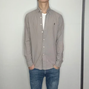 Ralph Lauren skjorta  - Ralph Lauren skjorta | Skick: 8/10 | Strl M | Pris - 549 | Fraktar via Postnord eller Instabox på köparens bekostnad | Hör av dig vid minsta fråga eller fundering//CL