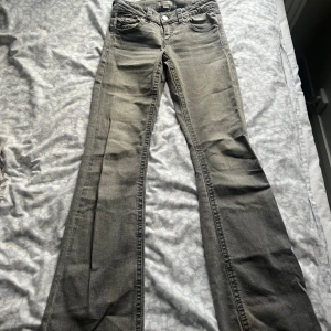 Grå bootcut jeans från Gina Tricot - Low waist, stretchiga jeans från Gina young