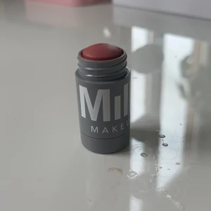 Milk blush i färg Werk - Helt ny milk blush i färg werk. Använd en gång för att testa färgen. Köpt för 279kr. Skriv om ni har några frågor eller funderingar över blushen!💕