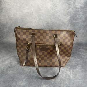 Louis Vuitton ”Jena” PM - Skick: 9/10. | Ingår: väska.| Nypris: ~20 000kr För mer omfattande detaljer och bilder se thegrandcloset.com