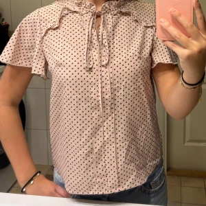Rosa blus med prickar från SHEIN - Säljer nu denna supersöta prickiga blus från SHEIN i storlek S🫶🏻