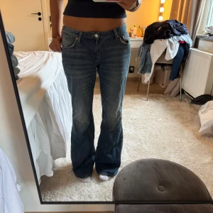 Skitsnygga jeans - Baggy/bootcut jeans som är sååå snygga. Dem e aldrig använda💗från weekday och jätte trendiga!!