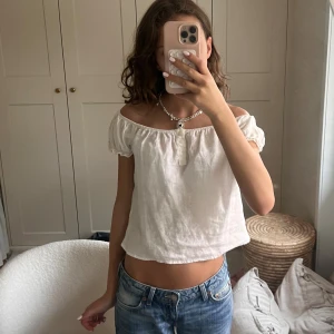 Vit blus med knappar - Söt blus köpt i London på Brandy Melville! Man kan ha den på flera olika sätt! Använd fåtal gånger💞