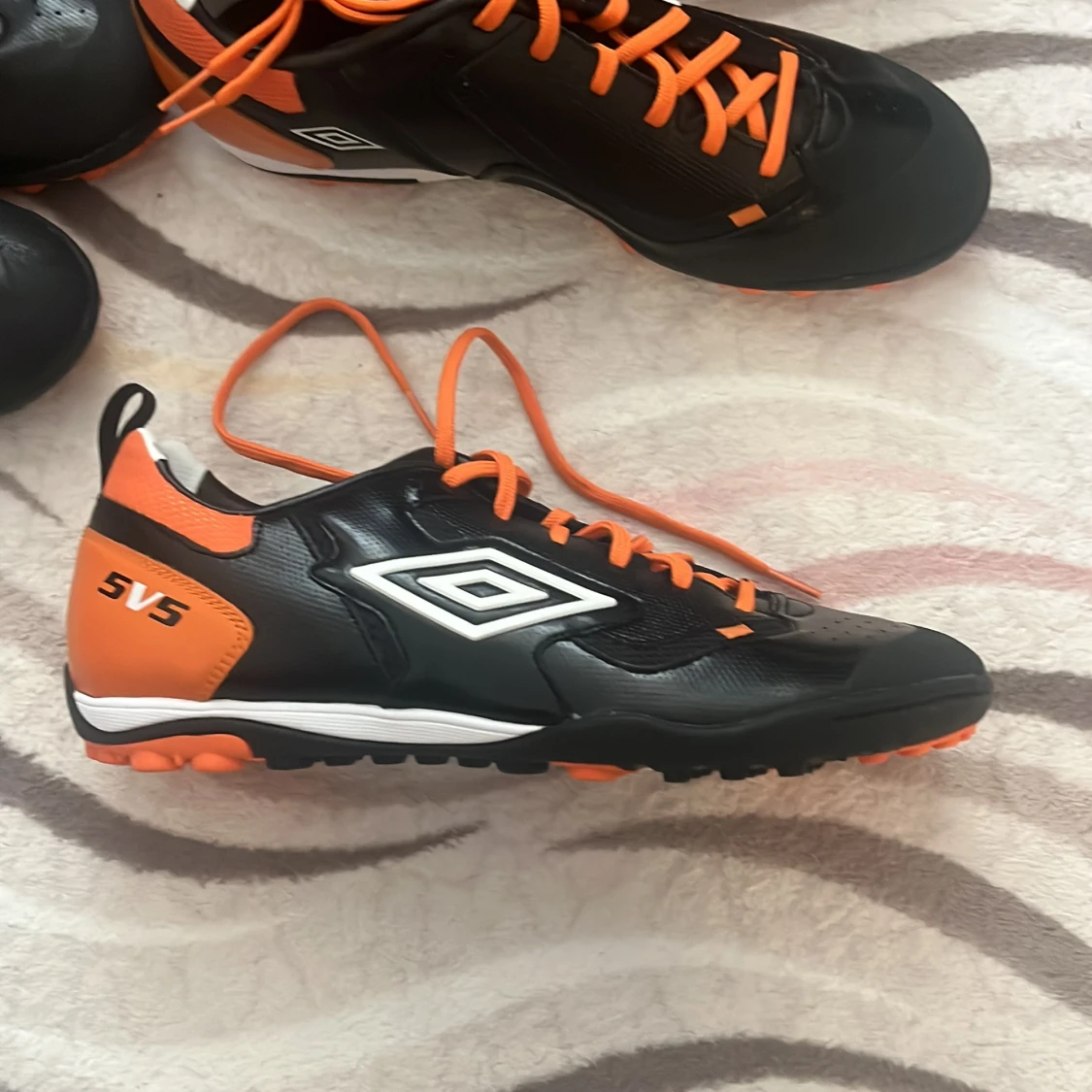 Umbro svarta och orangea fotbollsskor - 1