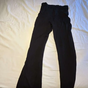 Svarta höga leggings - Svarta leggings med hög midja och smal passform. Perfekta för en avslappnad stil eller till träning. Mjukt och stretchigt material som sitter skönt hela dagen.