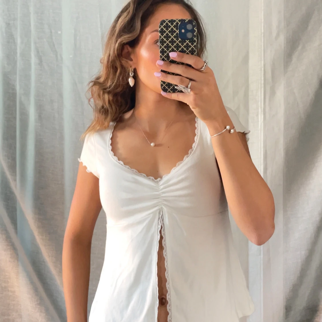 Vit omlottopp med spetsdetaljer