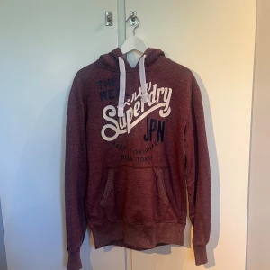 Superdry Hoodie - Säljer nu denna sjukt snygga hoodien från superdry. Endast använd en gång, så i princip nyskick. Storlek M. Färgen är vinröd. Tveka inte på att höra av er vid frågor!