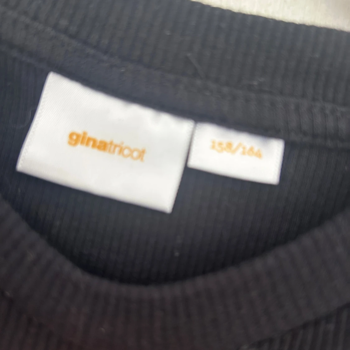 Svart topp med volangärm från Gina Tricot - 2