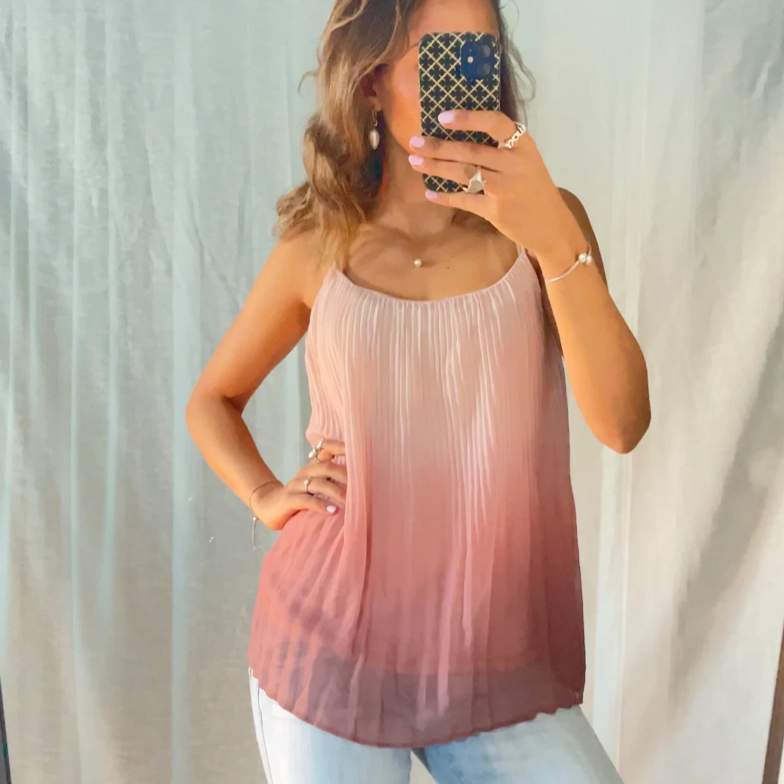 Plisserad rosa linnetopp med tunna axelband - 4